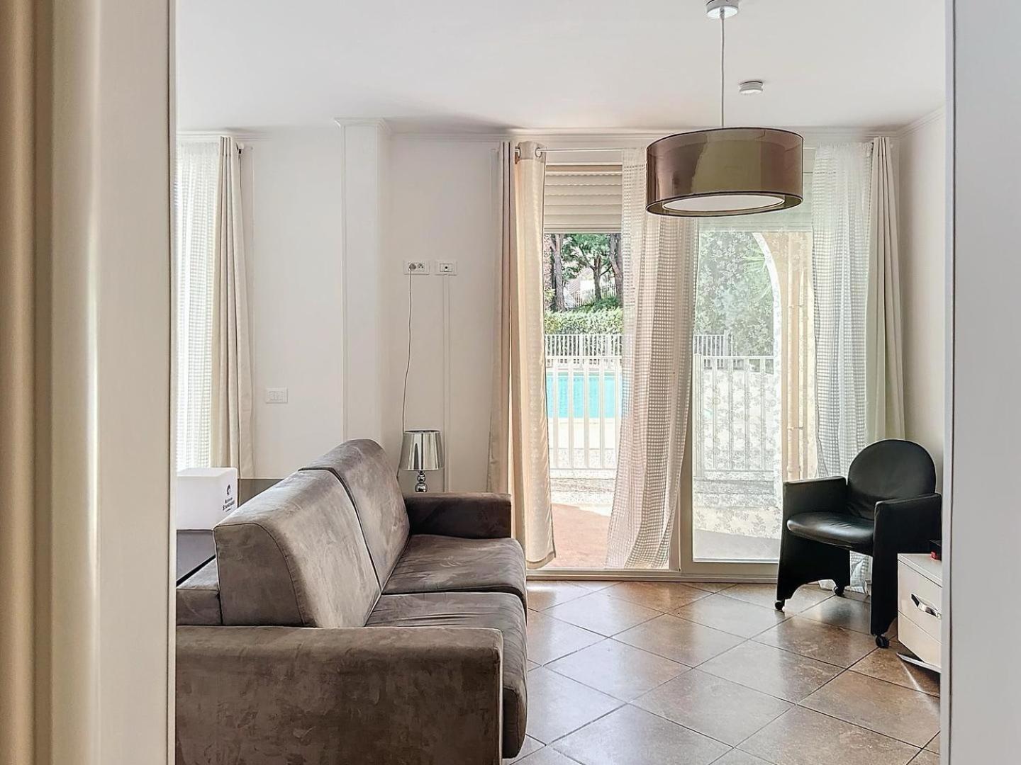 Direct Monaco 2 Pieces Devant Piscine Apartment *