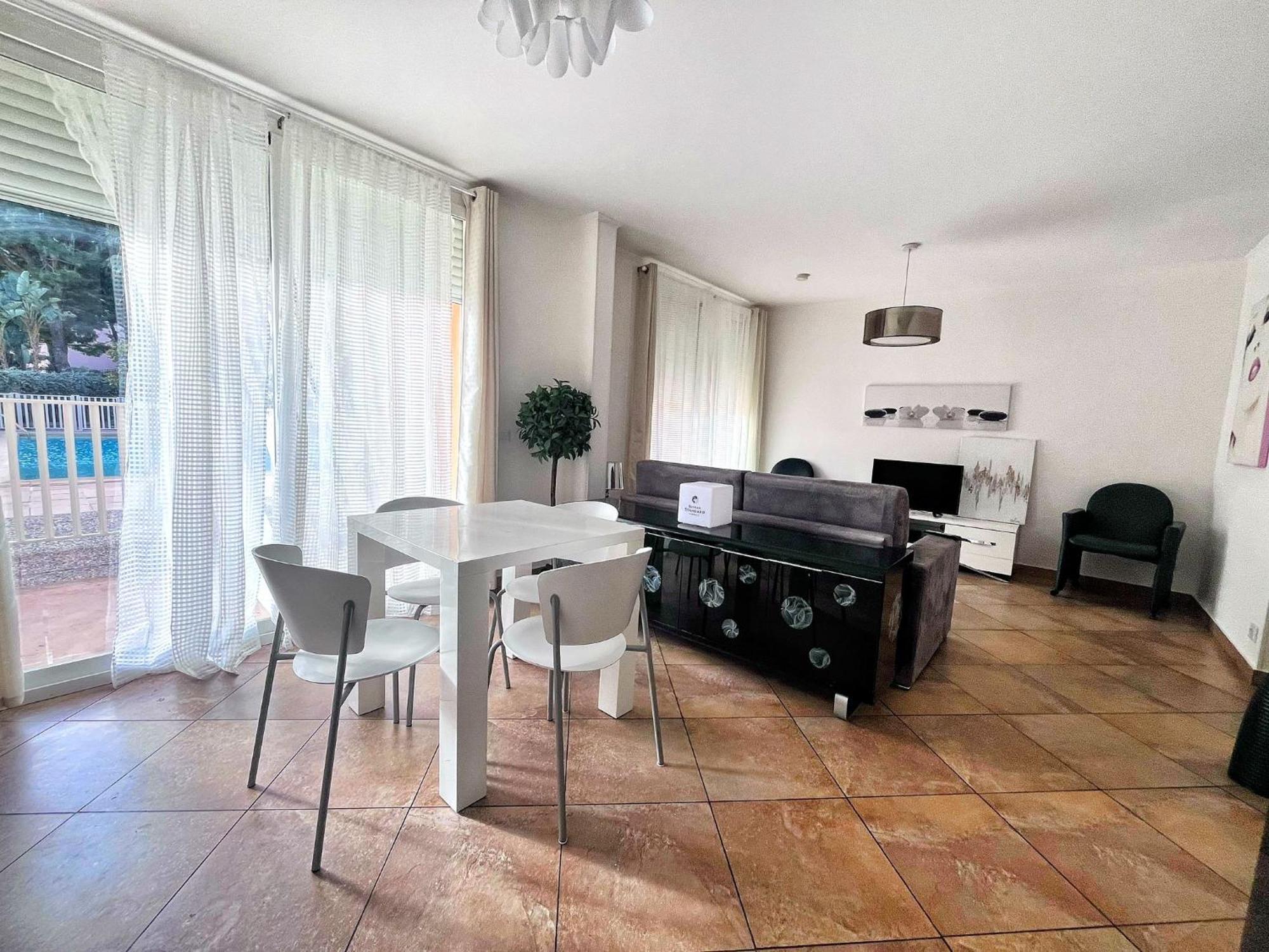 Direct Monaco 2 Pieces Devant Piscine Apartment *