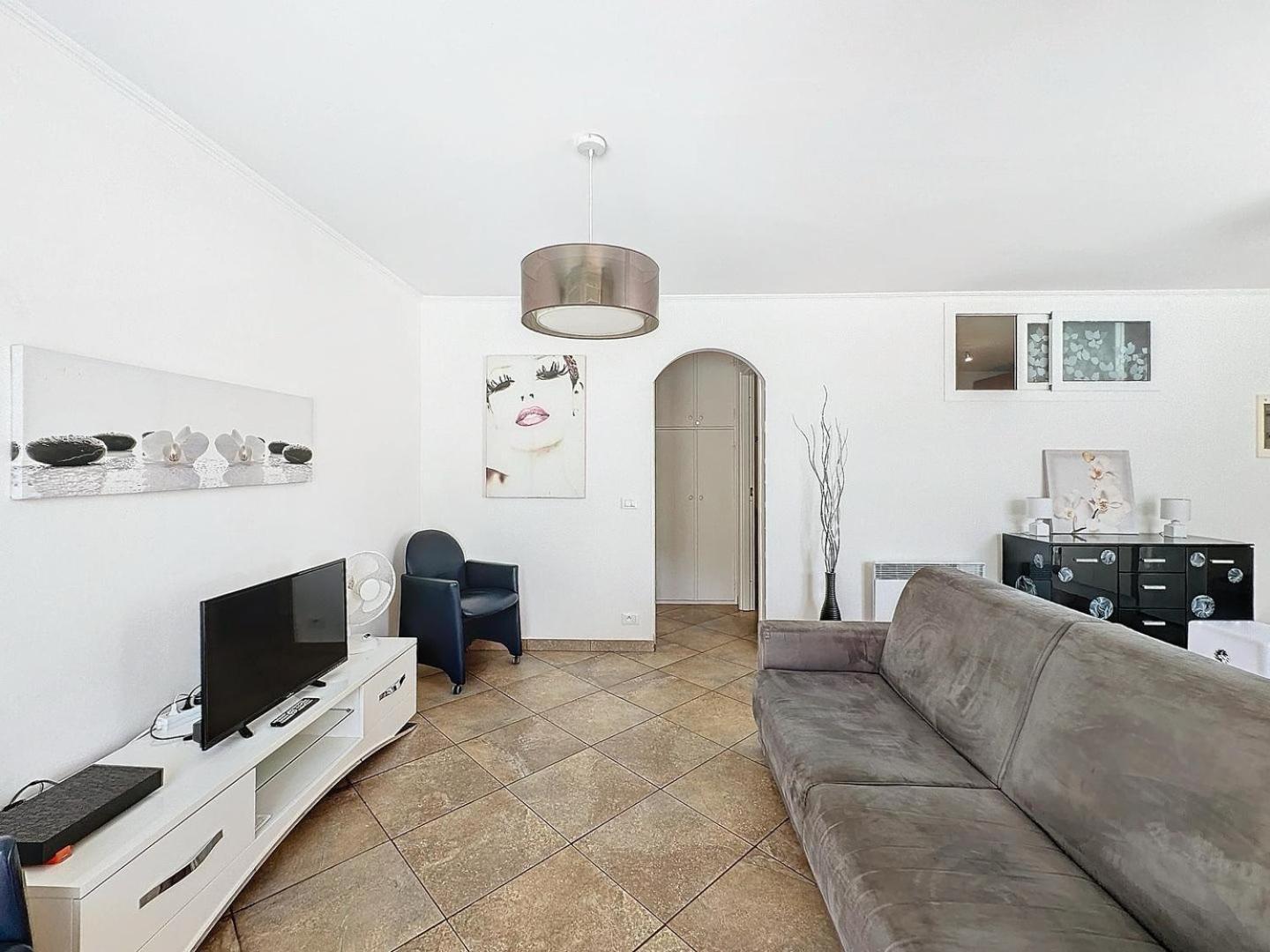 Direct Monaco 2 Pieces Devant Piscine Apartment